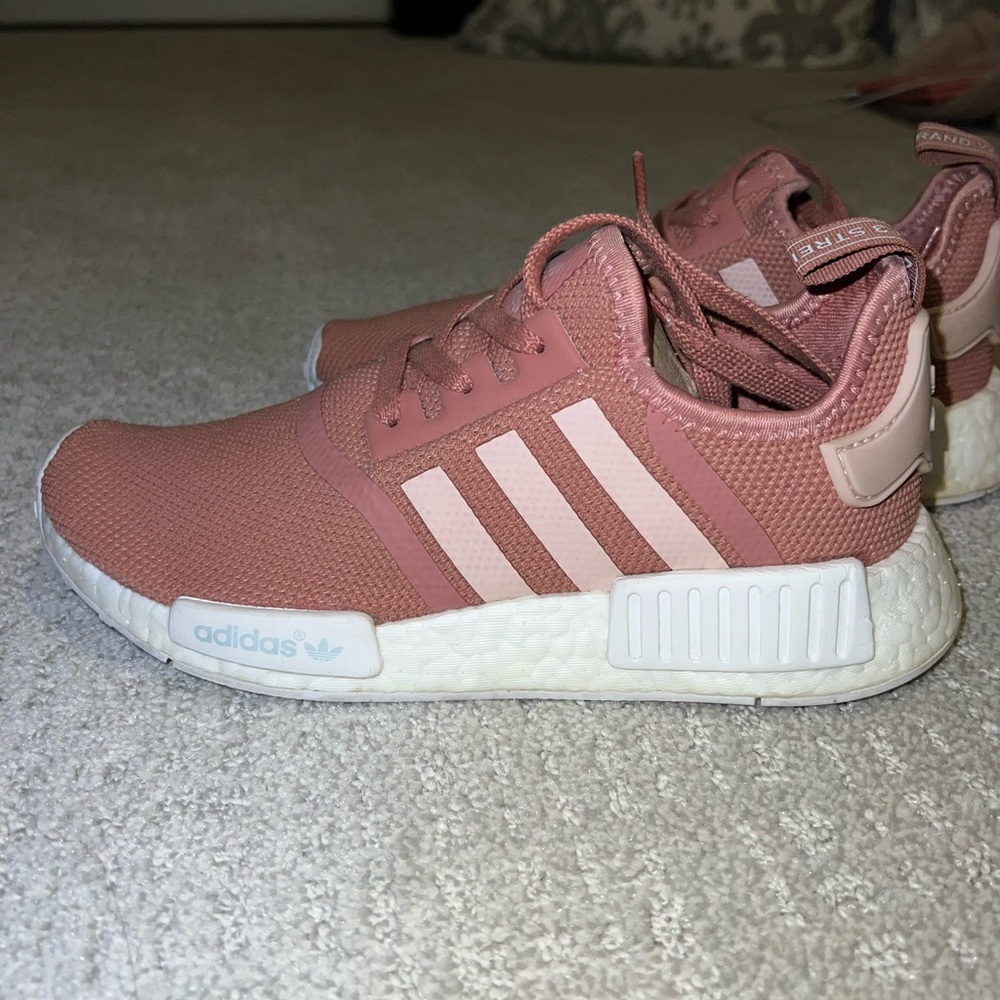 Pink/salmon NMD’s